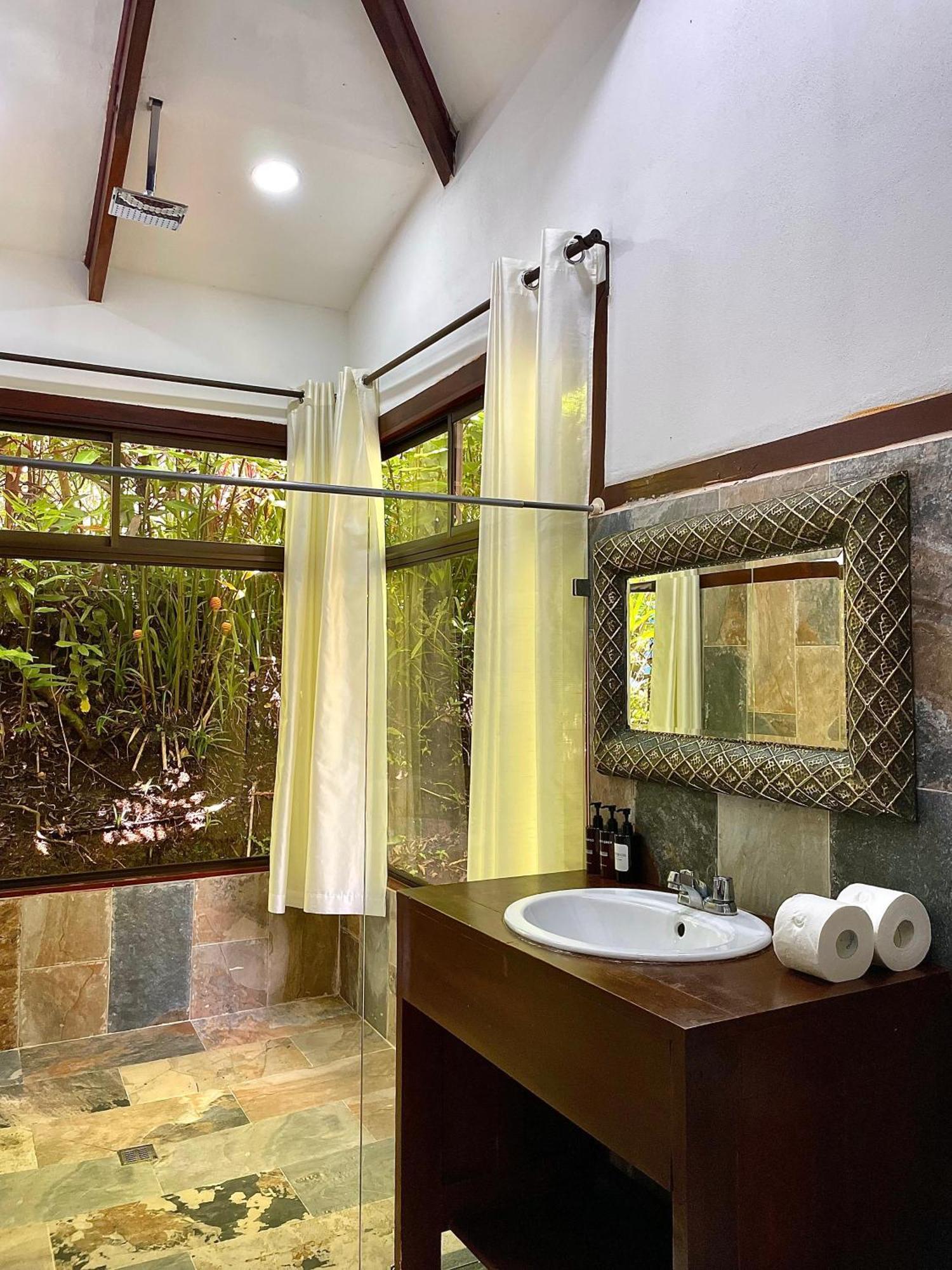 Heliconias Rainforest Lodge ビハグア エクステリア 写真